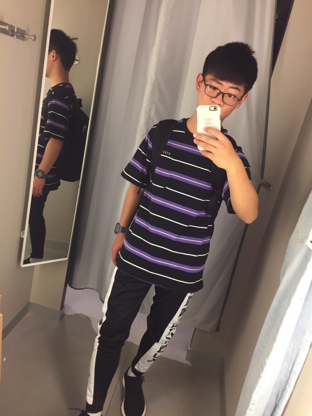 「H&M」｜「STUSSYのアイテム（Tシャツ/カットソー、パープル系）」を使った、陳昱綸さん（メンズ・165cm）の春コーディネートの1枚目の写真