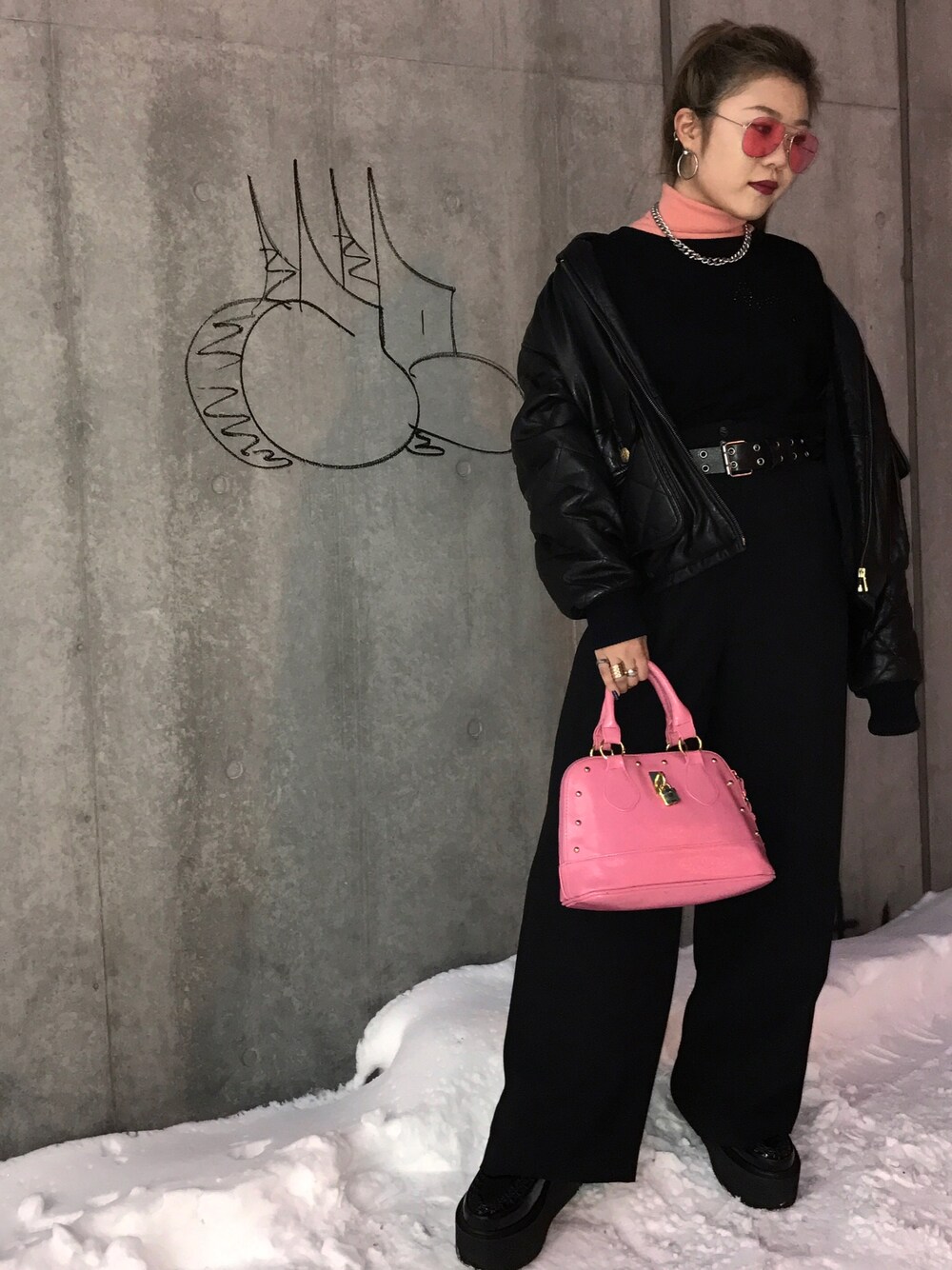 「black、pink、used、fashion、outfit、パンツスタイル」｜「I love storeのアイテム（トップス、ブラック系）」を使った、KAEDEさん（レディース・154cm）の春コーディネートの1枚目の写真