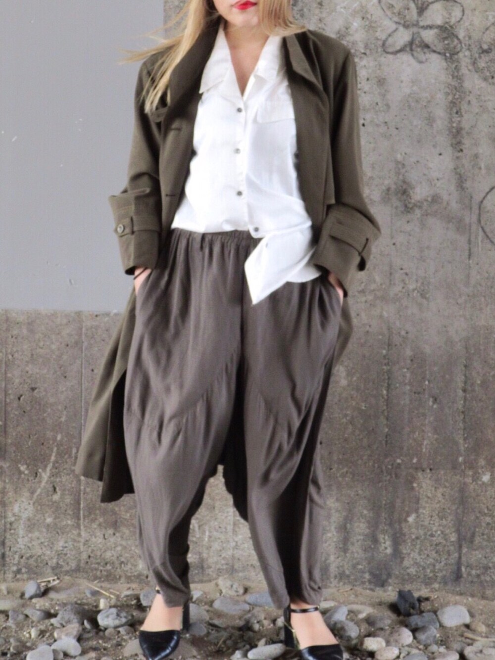 「モード、ootd、fashion、カーキ、khaki、simple、プチプラコーデ、休日スタイル」｜「I love storeのアイテム（スラックス、グリーン系）」を使った、KAEDEさん（レディース・154cm）の春コーディネートの1枚目の写真
