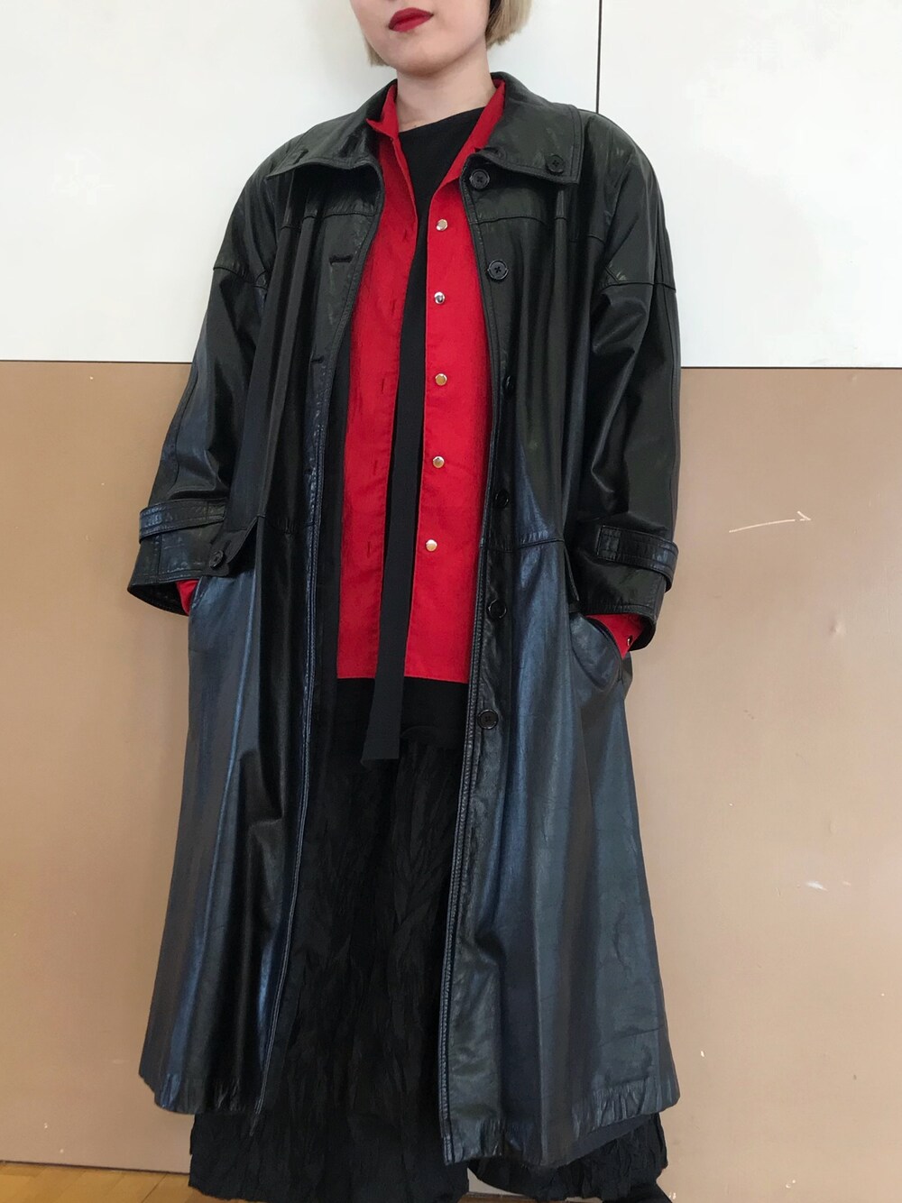 「black、mode、服飾学生、赤黒」｜「usedのアイテム（その他アウター、ブラック系）」を使った、KAEDEさん（レディース・154cm）の冬コーディネートの1枚目の写真