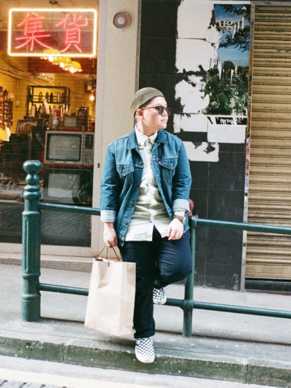 「Levis、LEVI'S VINTAGE CLOTHING、corduroythug、militarywatch、VANS、vansslipon、denim jacket、gentlemonster」｜「new york hat companyのアイテム（ハット、グリーン系）」を使った、daibo zi さん（レディース・152cm）の冬コーディネートの1枚目の写真
