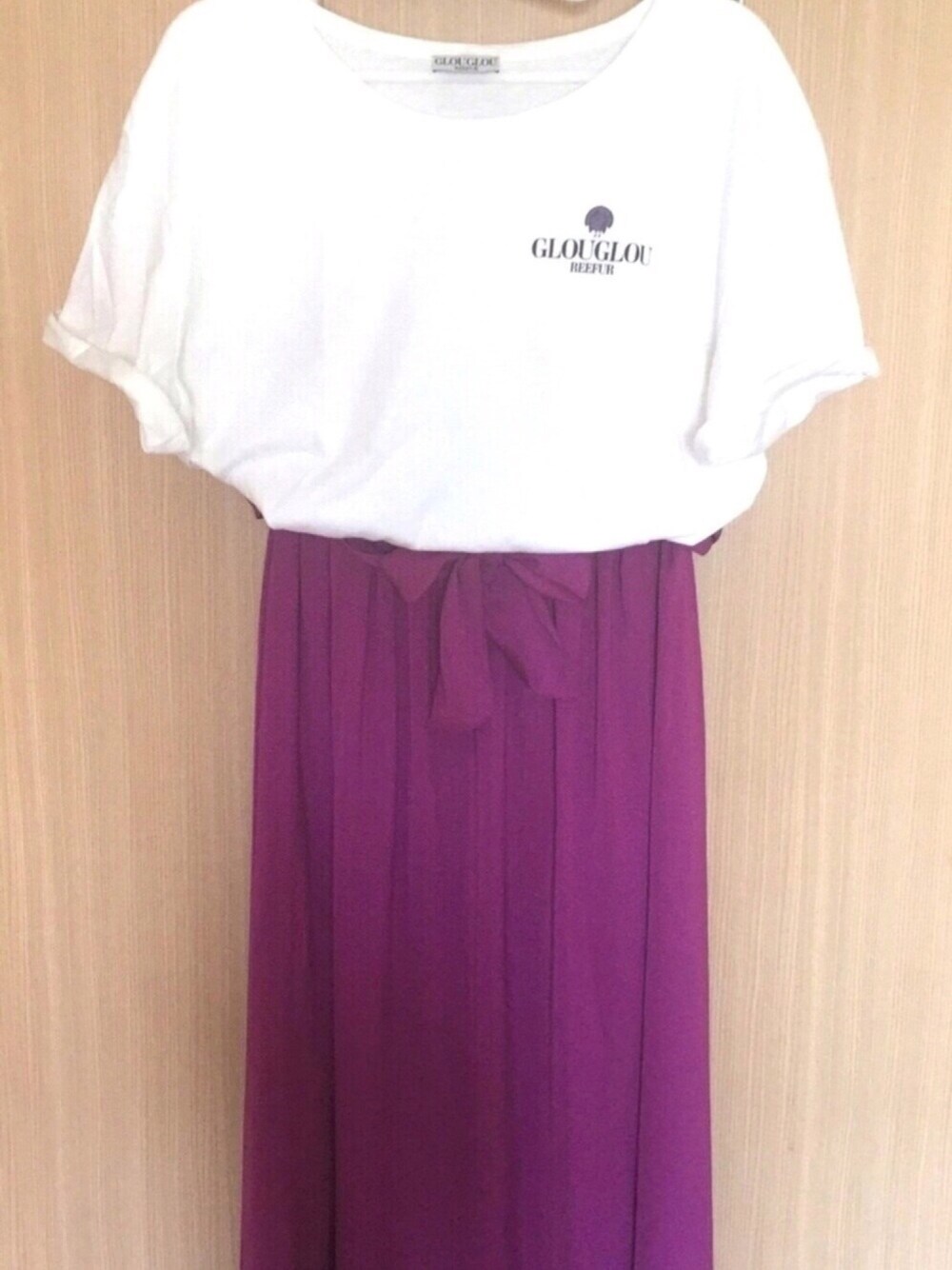 「マキシスカート、休日スタイル、カジュアルコーデ、サテン、GU、MAISON DE REEFUR、パープル、GLOUGLOU、selectmoca」｜「Glougloureefurのアイテム（Tシャツ/カットソー、ホワイト系）」を使った、i、makiさん（レディース・160cm）の夏コーディネートの1枚目の写真