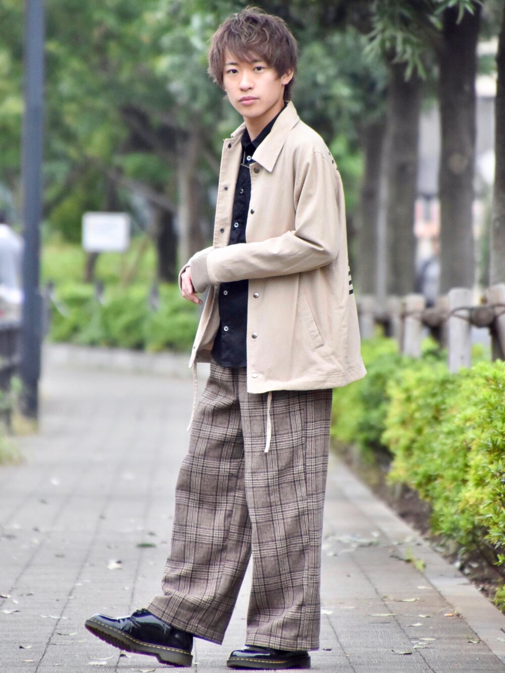「秋のコーデ、コーチジャケット、グレンチェック柄パンツ、ワイドパンツ ブラウン、黒シャツ、Dr.Martens、ラフ、きれいめカジュアル、低身長」｜「MANGROVEの【MANGROVE】カラー綿麻コーチジャケット（ブルゾン、ベージュ系）」を使った、ゆうだい。さん（メンズ・164cm）の秋コーディネートの1枚目の写真