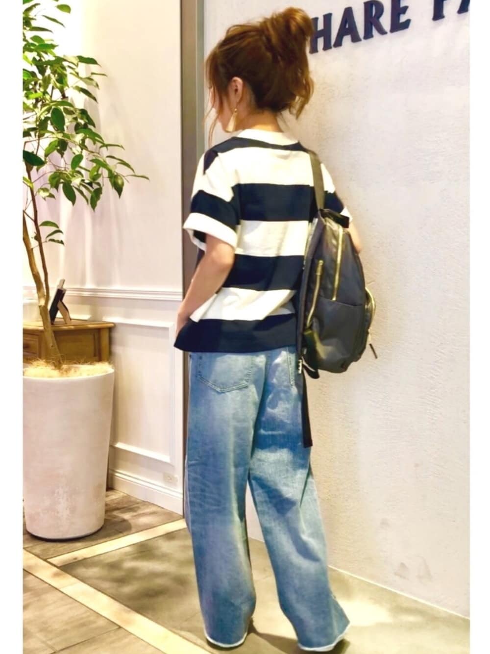 ブルー系のTシャツ/カットソー、ブルー系のデニムパンツ、グレー系のスニーカーを着用したレディースの夏コーディネートの1枚目の写真