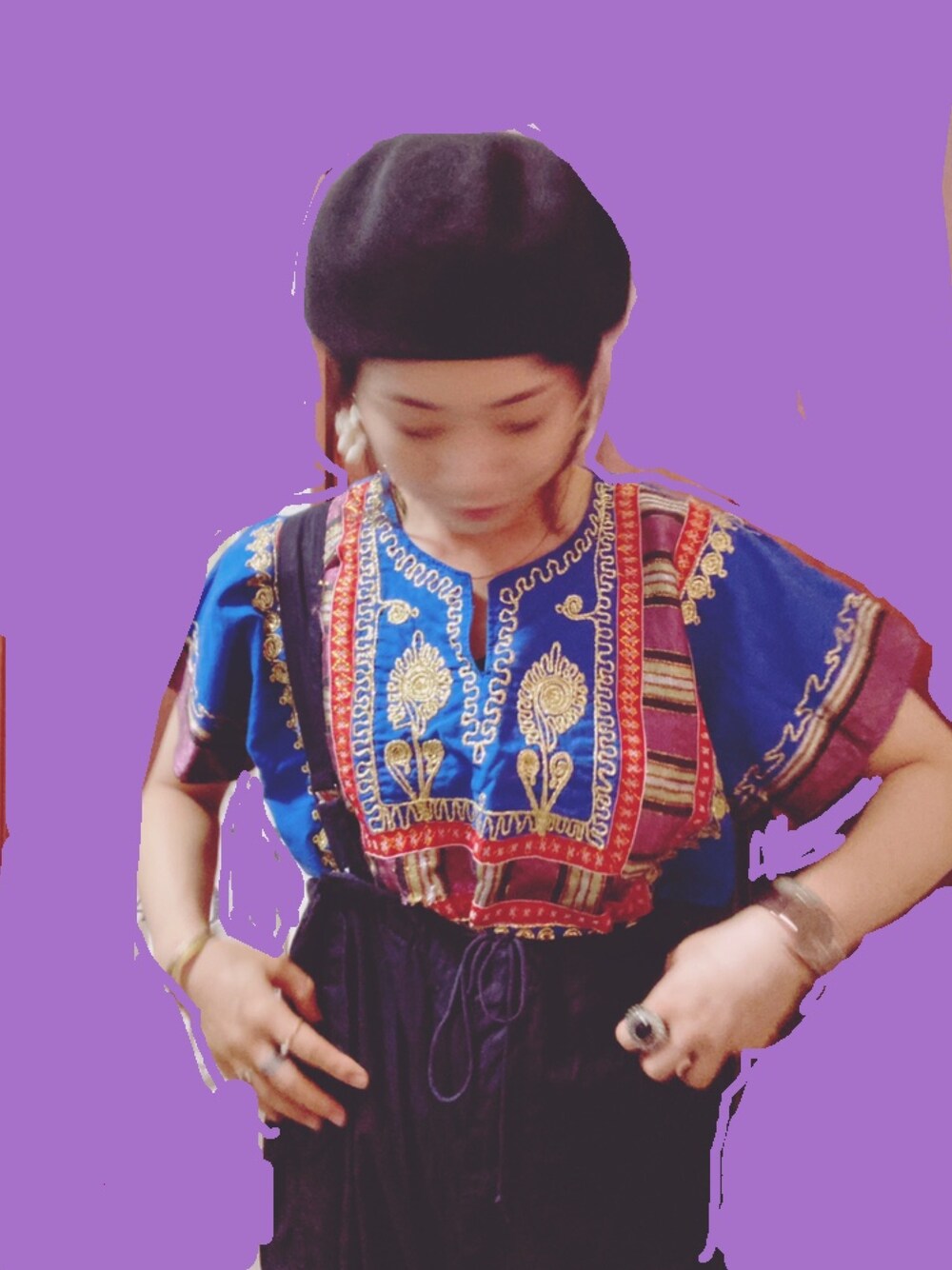 ブルー系のトップス、ブルー系のカーゴパンツ、ブラック系のサンダルを着用したレディースの夏コーディネートの1枚目の写真