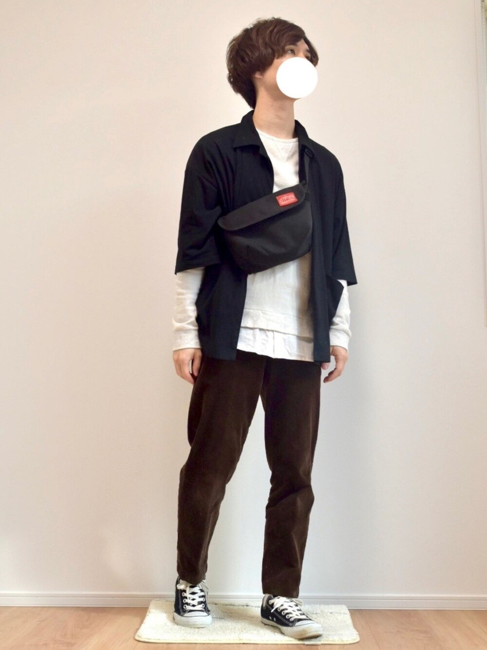 ブラック系のシャツ/ブラウス、ホワイト系のTシャツ/カットソー、ブラック系のメッセンジャーバッグを着用したメンズの冬コーディネートの1枚目の写真