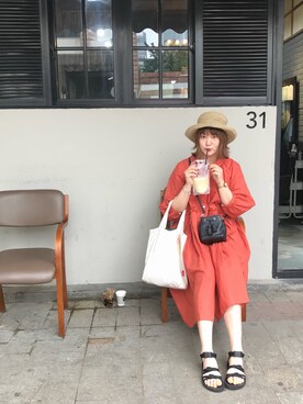 「Teva（テバ）のアイテム（ビーチサンダル、ブラック系）」を使った、Jocelyn Chenさん（レディース）の夏コーディネート