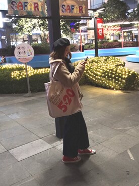 「Hollister（ホリスター）のアイテム（ブルゾン、ベージュ系）」を使った、Jocelyn Chenさん（レディース）の冬コーディネート