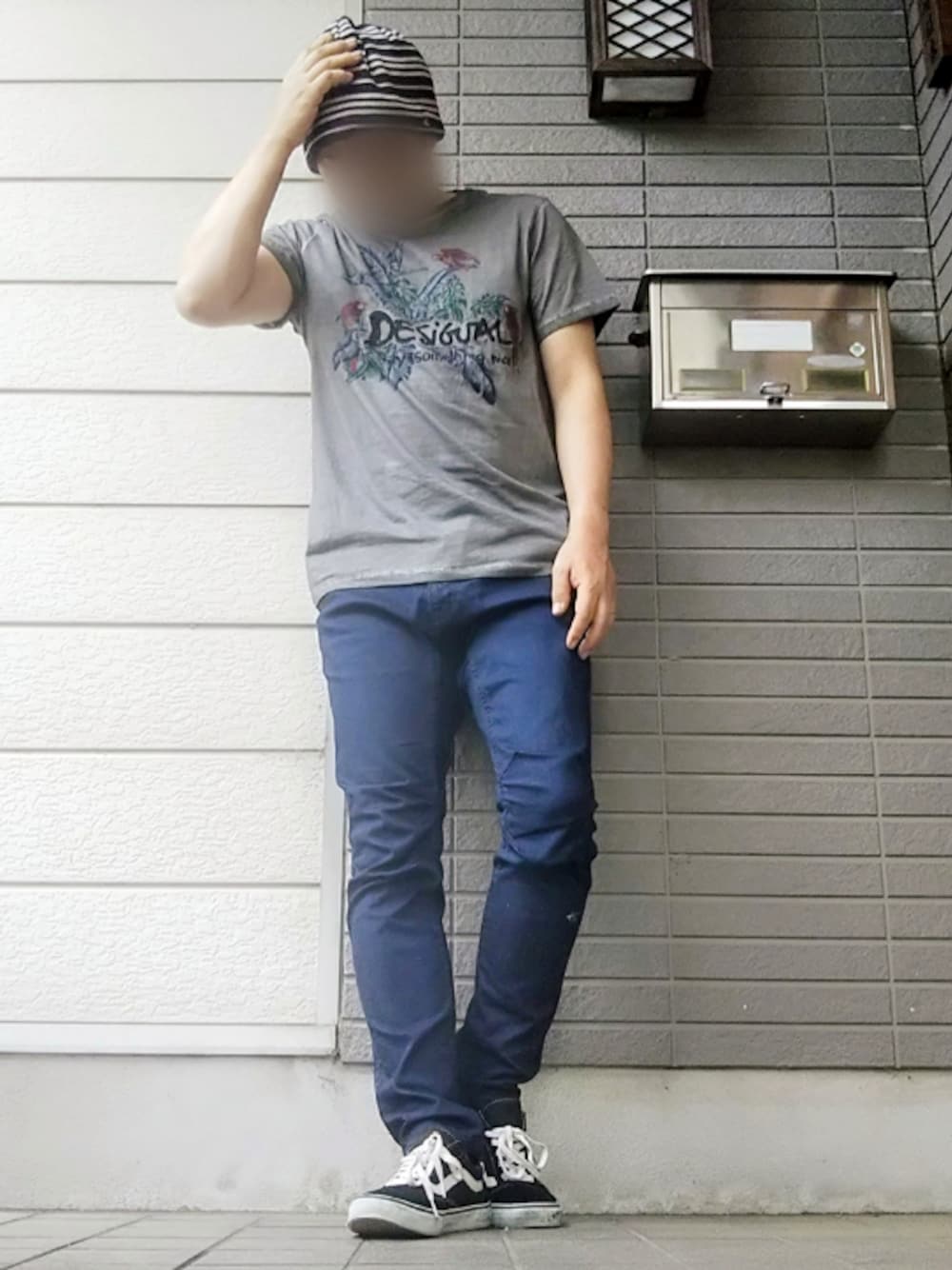 「ビーニー、バーバリーブラックレーベル、Desigual、coen、スキニーデニム、VANS、オールドスクール」｜「Desigualのアイテム（Tシャツ/カットソー、グレー系）」を使った、風のナオヤ  相互さん（メンズ・165cm）の春コーディネートの1枚目の写真