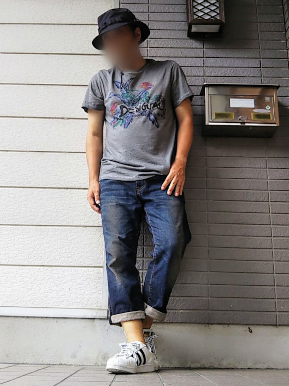 「NEWERA、Desigual、EDWIN、adidas、スーパースター80's、スーパースタースリッポン」｜「NEW ERAのオンスポッツ別注 ニューエラ アドベンチャーハット ADVENTURE WOODLAND CAMO BLACK ブラック カモフラ 迷彩柄 NEW ERA（ハット、ブラック系）」を使った、風のナオヤ  相互さん（メンズ・165cm）の秋コーディネートの1枚目の写真