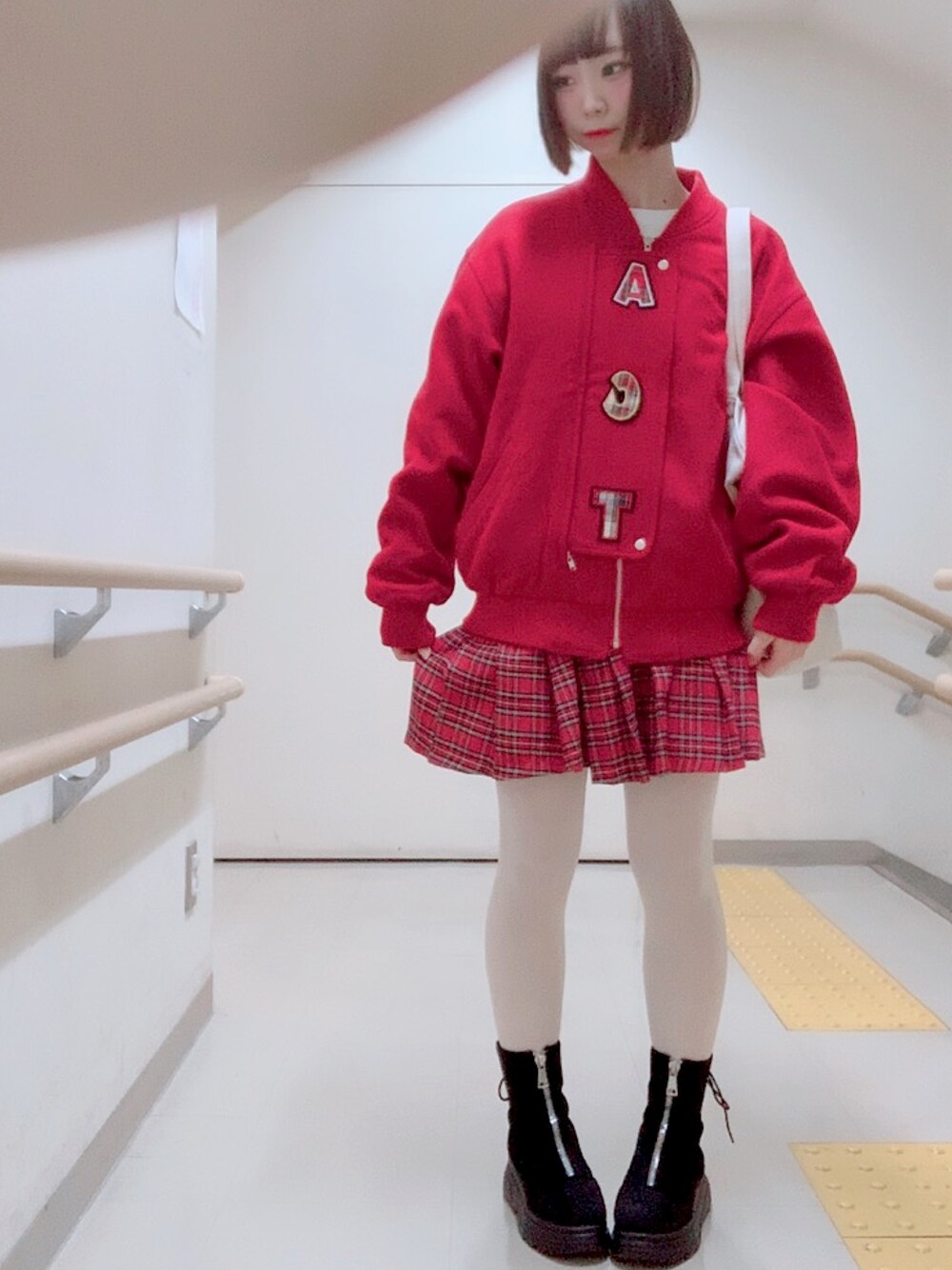「古着、古着コーデ、古着好きな人と繋がりたい、古着女子、白タイツ、厚底ブーツ、赤チェック、赤、ショートカット」｜「古着のアイテム（その他アウター、レッド系）」を使った、おもちちゃんさん（レディース・156cm）の秋コーディネートの1枚目の写真