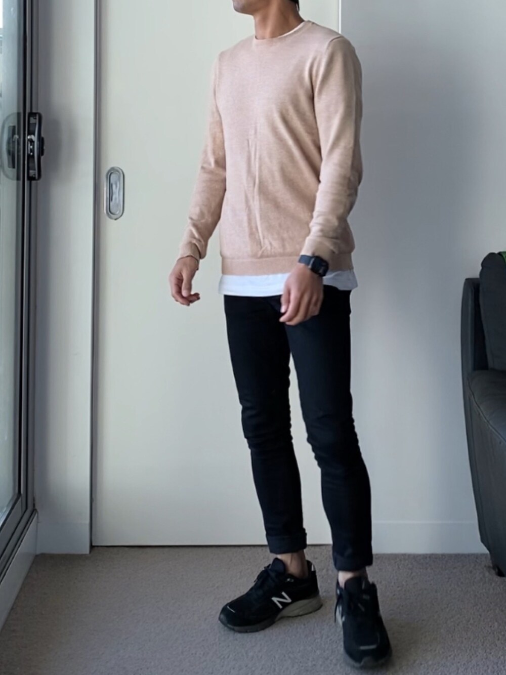 「ベージュセーター、白Tシャツ、黒スキニー、秋コーデ、newbalance990、ニューバランス 990」｜「TOPMANのTopman Mens Beige Stone Classic Sweatshirt（スウェット、ベージュ系）」を使った、Nathan🇦🇺🐨さん（メンズ・170cm）の秋コーディネートの1枚目の写真