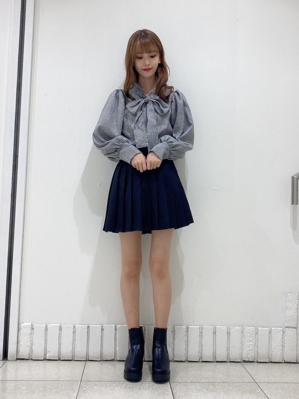 「ブラウス、デート、ガーリー、フェミニン、MAJESTIC LEGON、マジェスティックレゴン、高身長、オトナカワイイ、骨格ウェーブ、札幌パセオ」｜「MAJESTIC LEGONのトラッドプリーツミニスカパン（その他パンツ、ブラック系）」を使った、めめさん（レディース・162cm）の秋コーディネートの1枚目の写真