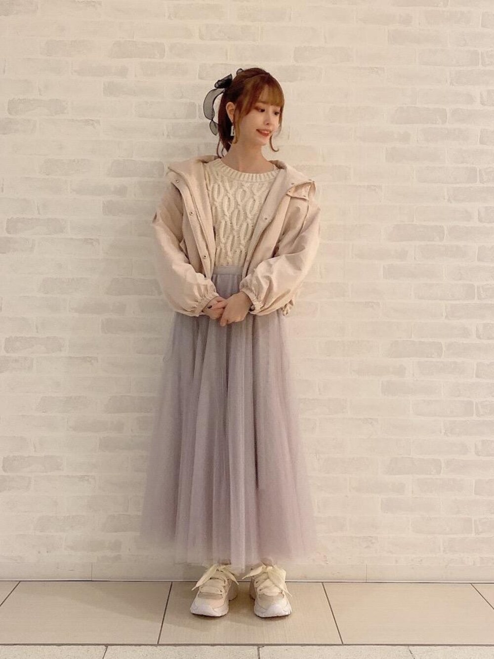 「アウター、デート、ガーリー、フェミニン、MAJESTIC LEGON、マジェスティックレゴン、高身長、オトナカワイイ、骨格ウェーブ、札幌パセオ」｜「MAJESTIC LEGONの☆ボリューミーカラースニーカー（スニーカー、ホワイト系）」を使った、めめさん（レディース・162cm）の秋コーディネートの1枚目の写真