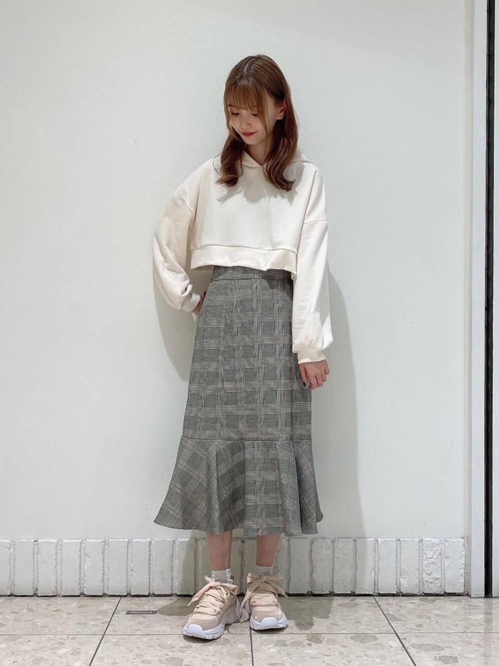 「カジュアル、デート、ガーリー、フェミニン、MAJESTIC LEGON、マジェスティックレゴン、高身長、オトナカワイイ、骨格ウェーブ、札幌パセオ」｜「MAJESTIC LEGONのクラシックハイウエストスカート（スカート、ブラウン系）」を使った、めめさん（レディース・162cm）の秋コーディネートの1枚目の写真