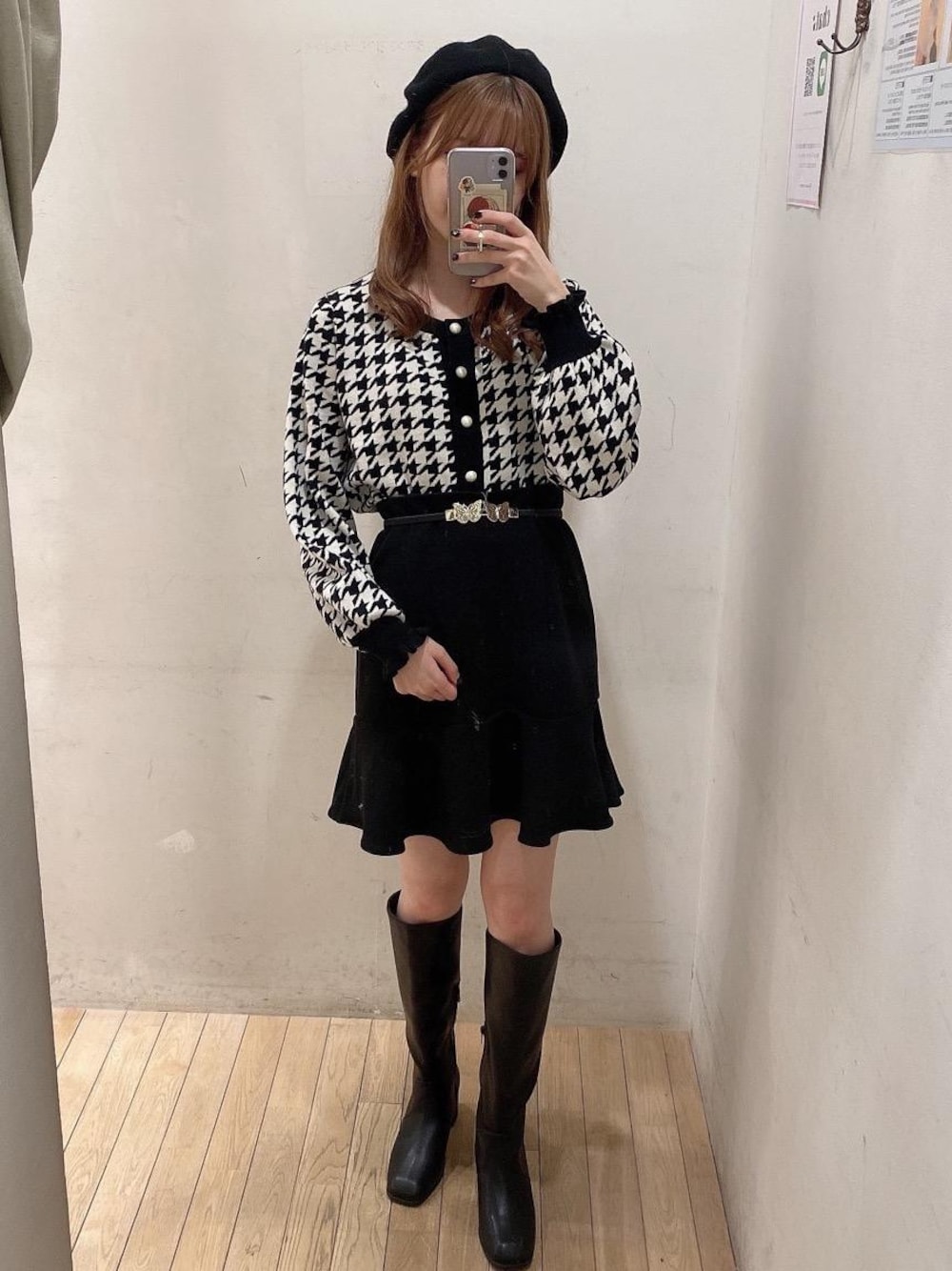 ブラック系のブーツ、ブラック系のニット/セーター、ブラック系のスカートを着用したレディースの秋コーディネートの1枚目の写真