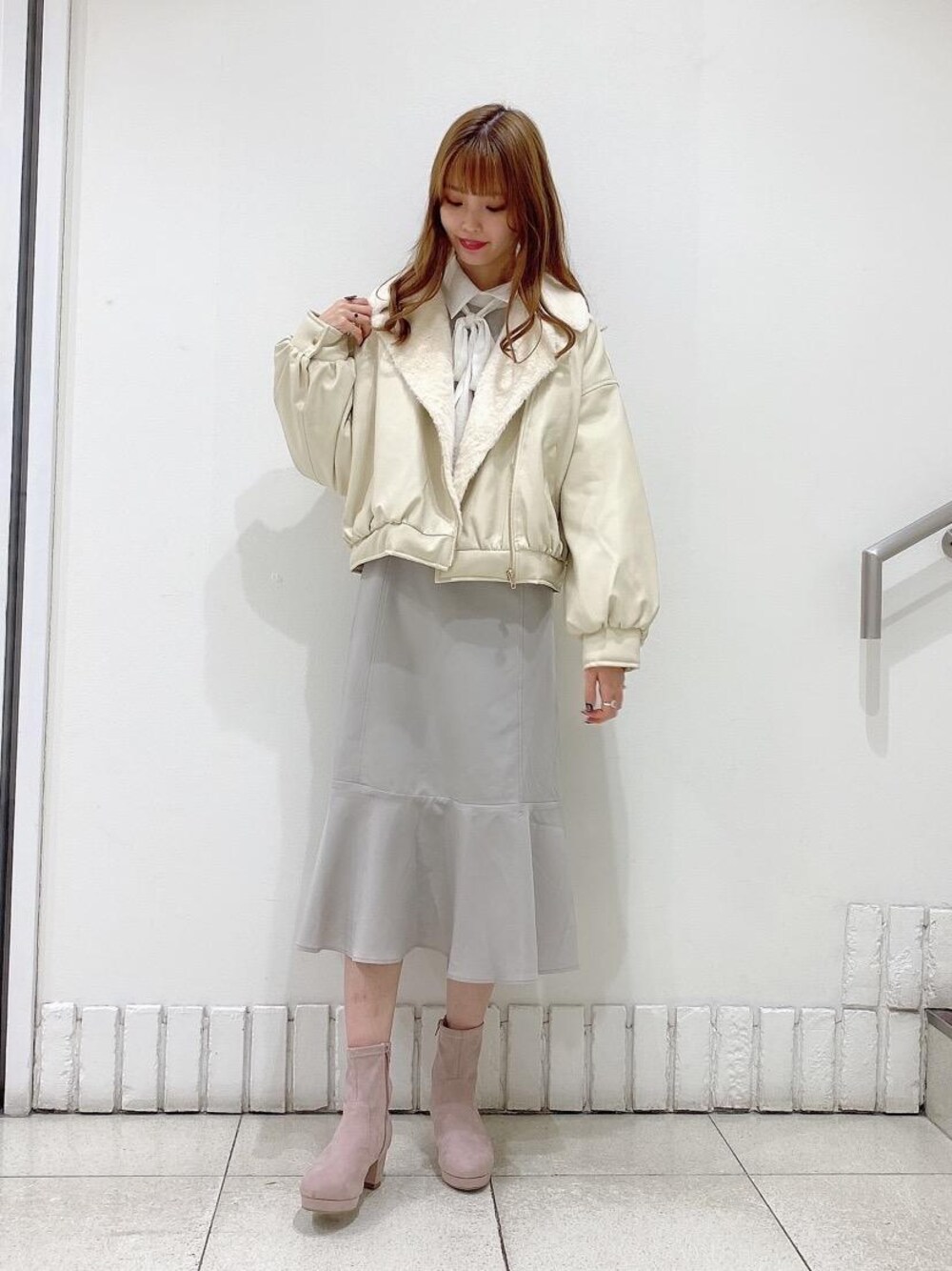 「アウター、デート、ガーリー、フェミニン、MAJESTIC LEGON、マジェスティックレゴン、高身長、オトナカワイイ、骨格ウェーブ、札幌パセオ」｜「MAJESTIC LEGONのフェイクムートンライダース（ライダースジャケット、ホワイト系）」を使った、めめさん（レディース・162cm）の秋コーディネートの1枚目の写真