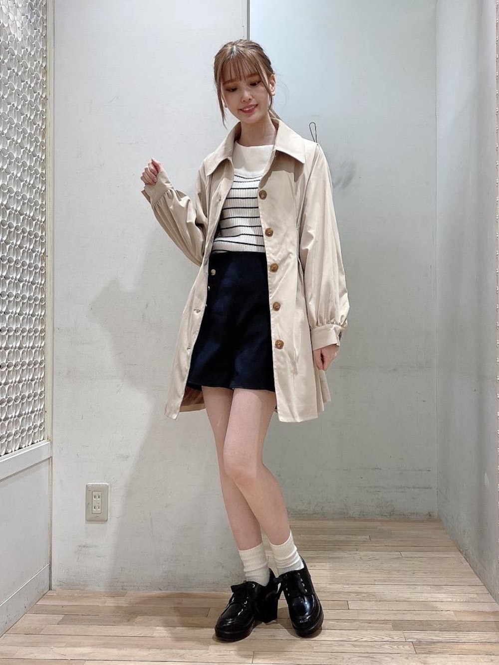 「トレンチコート、デート、ガーリー、フェミニン、春服、MAJESTIC LEGON、マジェスティックレゴン、高身長、オトナカワイイ、骨格ウェーブ」｜「MAJESTIC LEGONのclassicショートパンツ（その他パンツ、ブラック系）」を使った、めめさん（レディース・162cm）の冬コーディネートの1枚目の写真