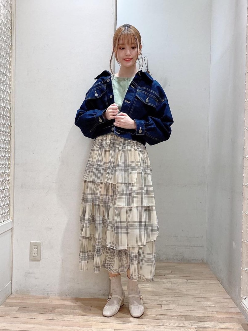 「パンプス、グリーン、フェミニン、MAJESTIC LEGON、ティアードスカート、マジェスティックレゴン、高身長、オトナカワイイ、骨格ウェーブ、gジャン」｜「MAJESTIC LEGONのストラップギャザーパンプス（パンプス、ホワイト系）」を使った、めめさん（レディース・162cm）の春コーディネートの1枚目の写真