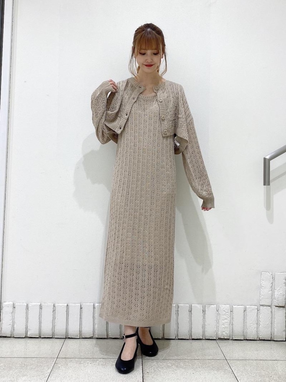 「パンプス、ニットワンピ、デート、フェミニン、MAJESTIC LEGON、マジェスティックレゴン、高身長、オトナカワイイ、骨格ウェーブ、ワンピース 」｜「MAJESTIC LEGONのリボンsetバレエパンプス（パンプス、ブラック系）」を使った、めめさん（レディース・162cm）の春コーディネートの1枚目の写真