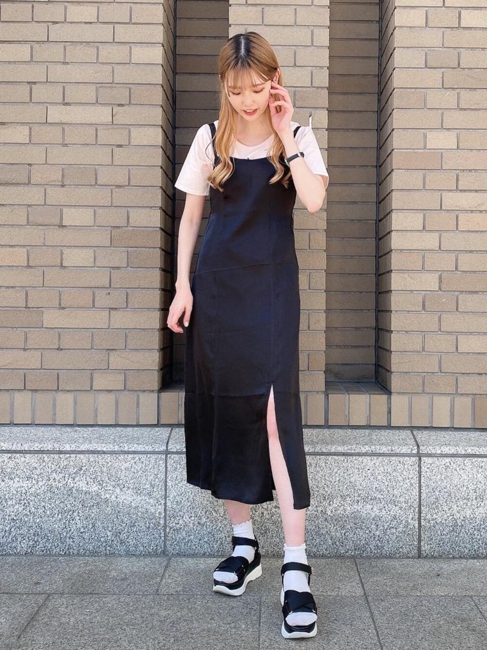 「カジュアル、フェミニン、MAJESTIC LEGON、マジェスティックレゴン、高身長、オトナカワイイ、スリットワンピ、骨格ウェーブ、さんだる、カラー×コーデ」｜「MAJESTIC LEGONのボリューミークロススポサン（サンダル、ブラック系）」を使った、めめさん（レディース・162cm）の春コーディネートの1枚目の写真