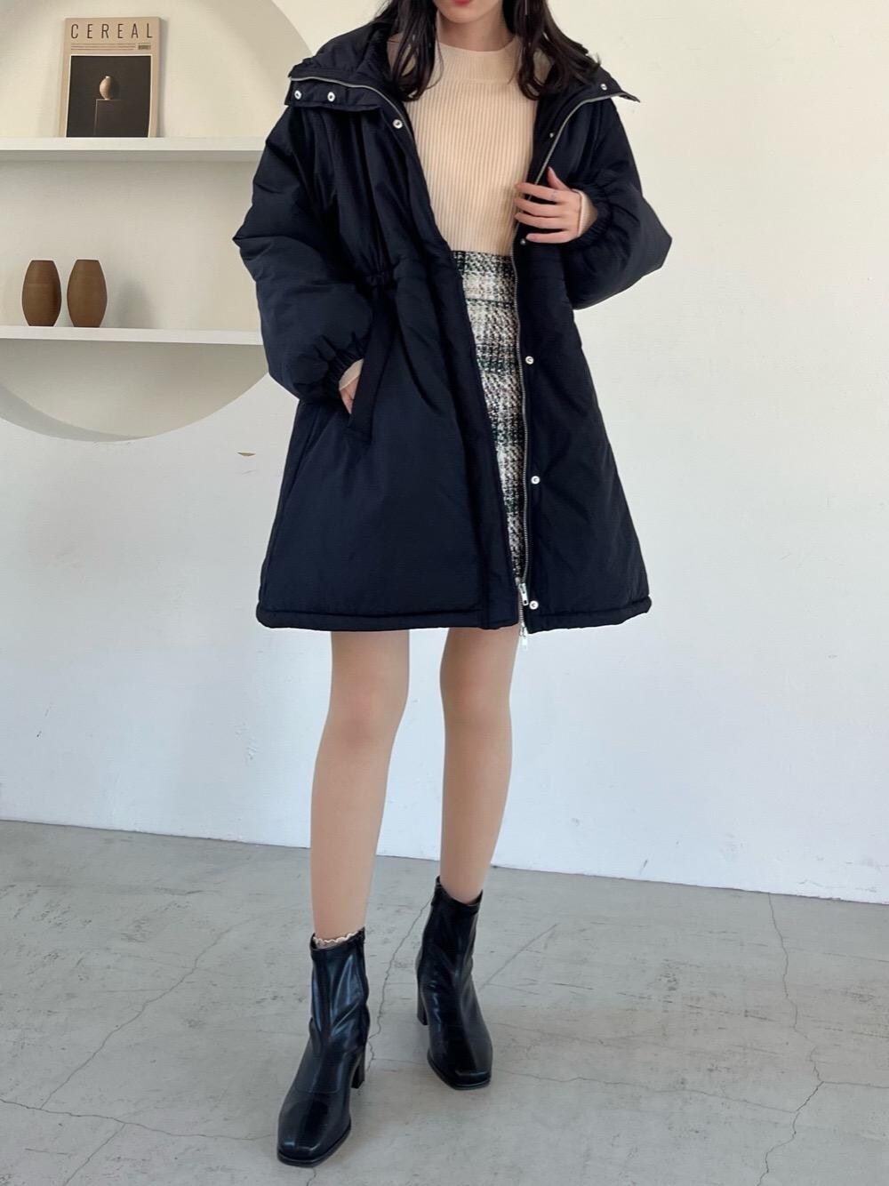 「デート、クリスマス、フェミニン、MAJESTIC LEGON、モノトーンコーデ、マジェスティックレゴン、高身長、大人ファッション、骨格ウェーブ、あうたー」｜「MAJESTIC LEGONのストレッチショートブーツ（ブーツ、ブラック系）」を使った、めめさん（レディース・162cm）の冬コーディネートの1枚目の写真