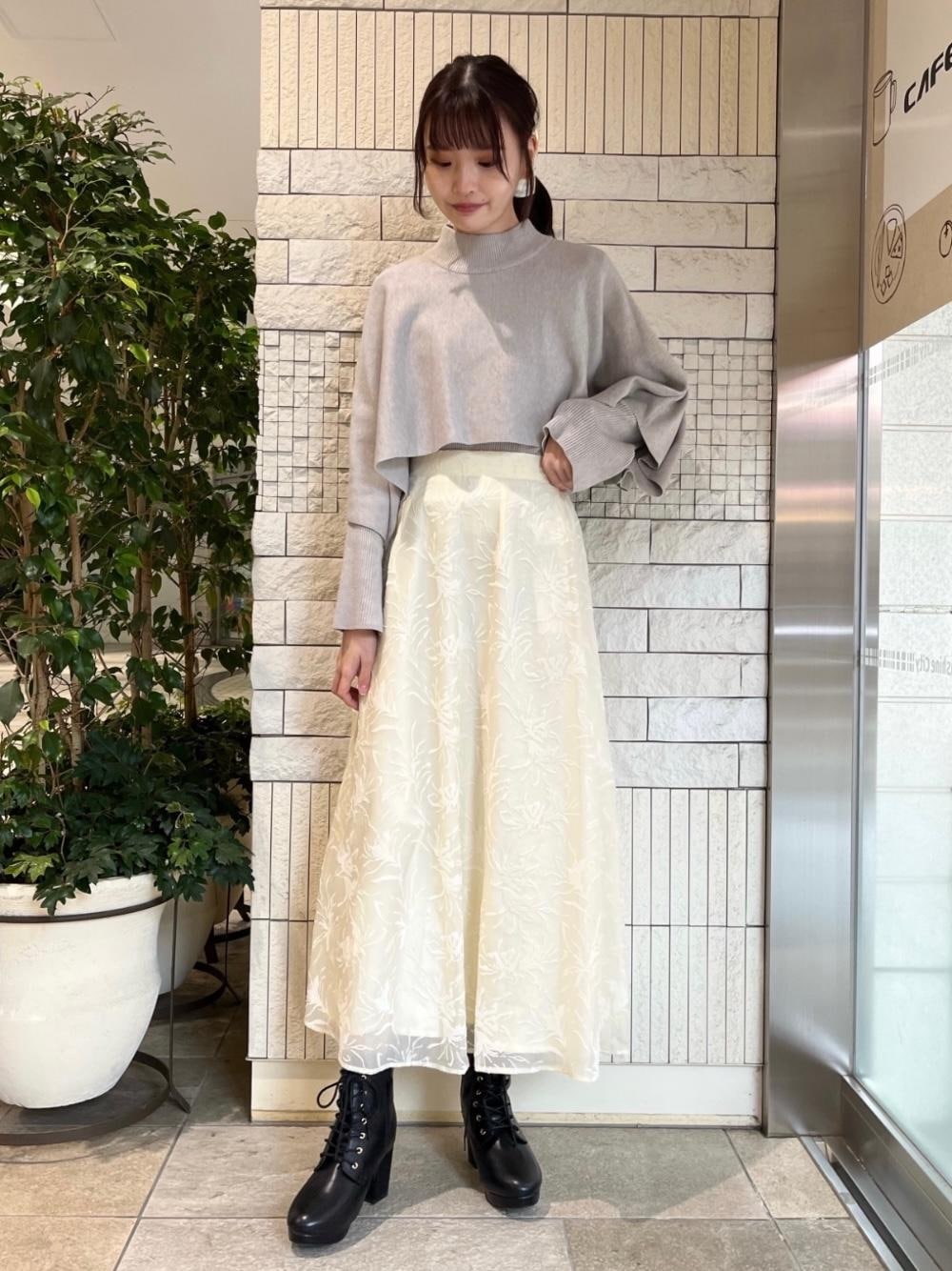 「大人カジュアル、デート、クリスマス、フェミニン、MAJESTIC LEGON、マジェスティックレゴン、高身長、大人ファッション、骨格ウェーブ、ニット 」｜「MAJESTIC LEGONのレースアップブーツ（ブーツ、ブラック系）」を使った、めめさん（レディース・162cm）の冬コーディネートの1枚目の写真