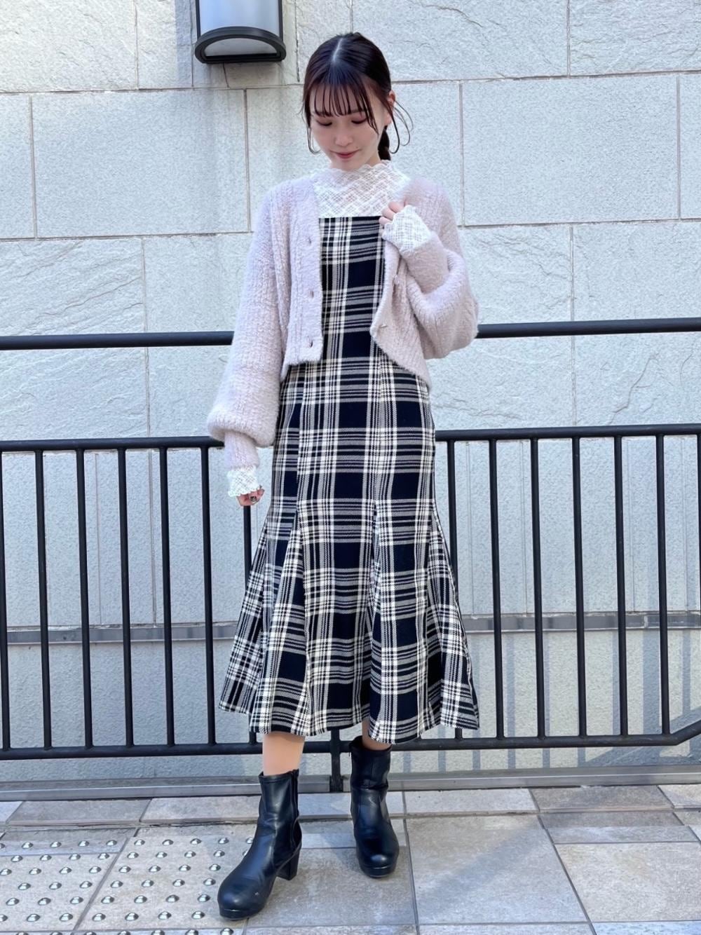 「カーディガン、デート、フェミニン、MAJESTIC LEGON、モノトーンコーデ、マジェスティックレゴン、高身長、大人ファッション、骨格ウェーブ、ワンピース 」｜「MAJESTIC LEGONのふわもちモールニットカーディガン（カーディガン/ボレロ、ピンク系）」を使った、めめさん（レディース・162cm）の冬コーディネートの1枚目の写真