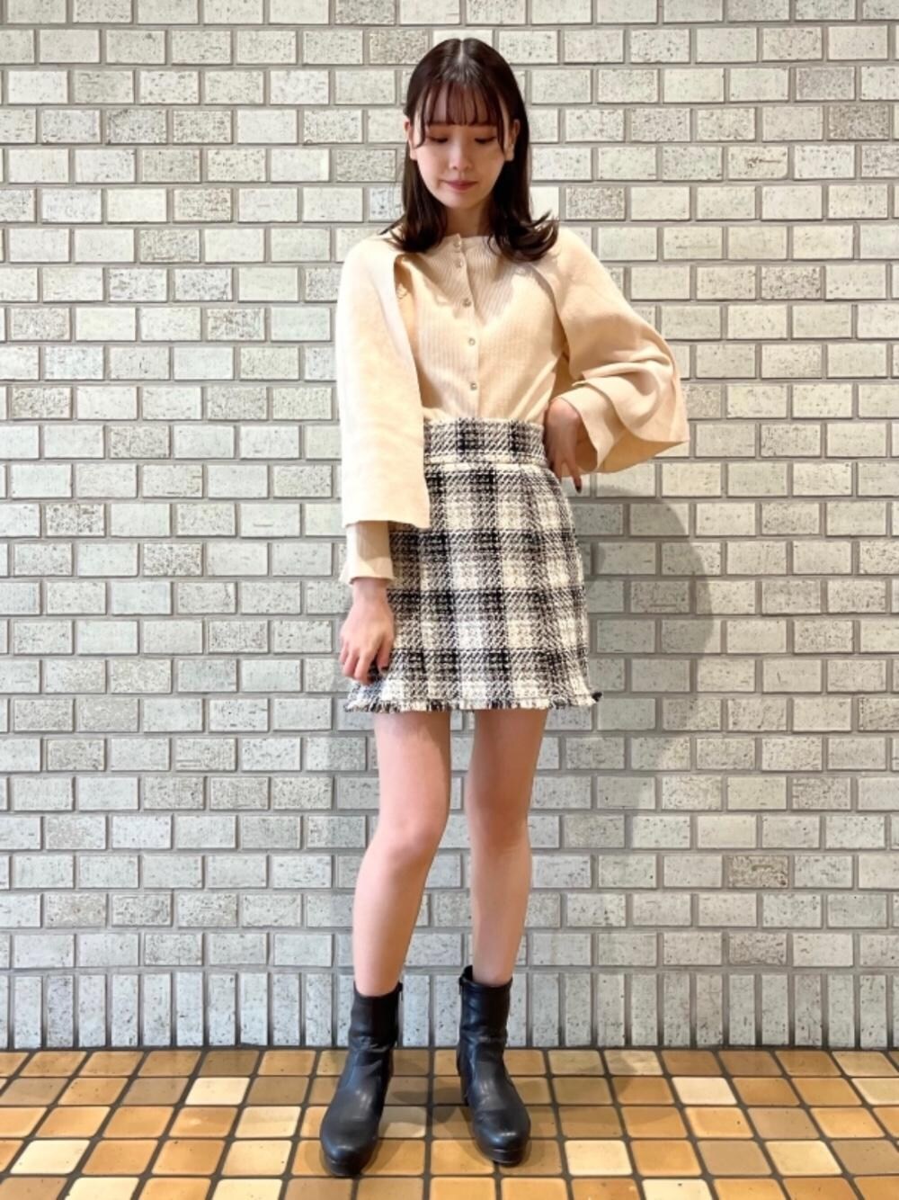 「スカート、デート、フェミニン、ミニ、MAJESTIC LEGON、マジェスティックレゴン、高身長、大人ファッション、骨格ウェーブ、ニット 」｜「MAJESTIC LEGONのフカフカストレッチブーツ①（ブーツ、ブラック系）」を使った、めめさん（レディース・162cm）の冬コーディネートの1枚目の写真
