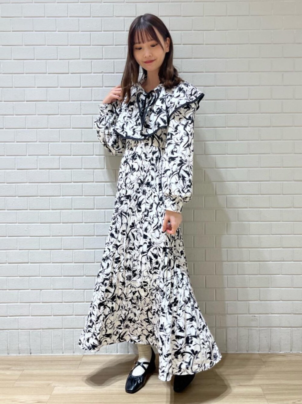 「パンプス、デート、フェミニン、MAJESTIC LEGON、モノトーンコーデ、マジェスティックレゴン、高身長、大人ファッション、骨格ウェーブ、ワンピース 」｜「MAJESTIC LEGONのレディギャザーストラップパンプス（パンプス、ブラック系）」を使った、めめさん（レディース・162cm）の冬コーディネートの1枚目の写真