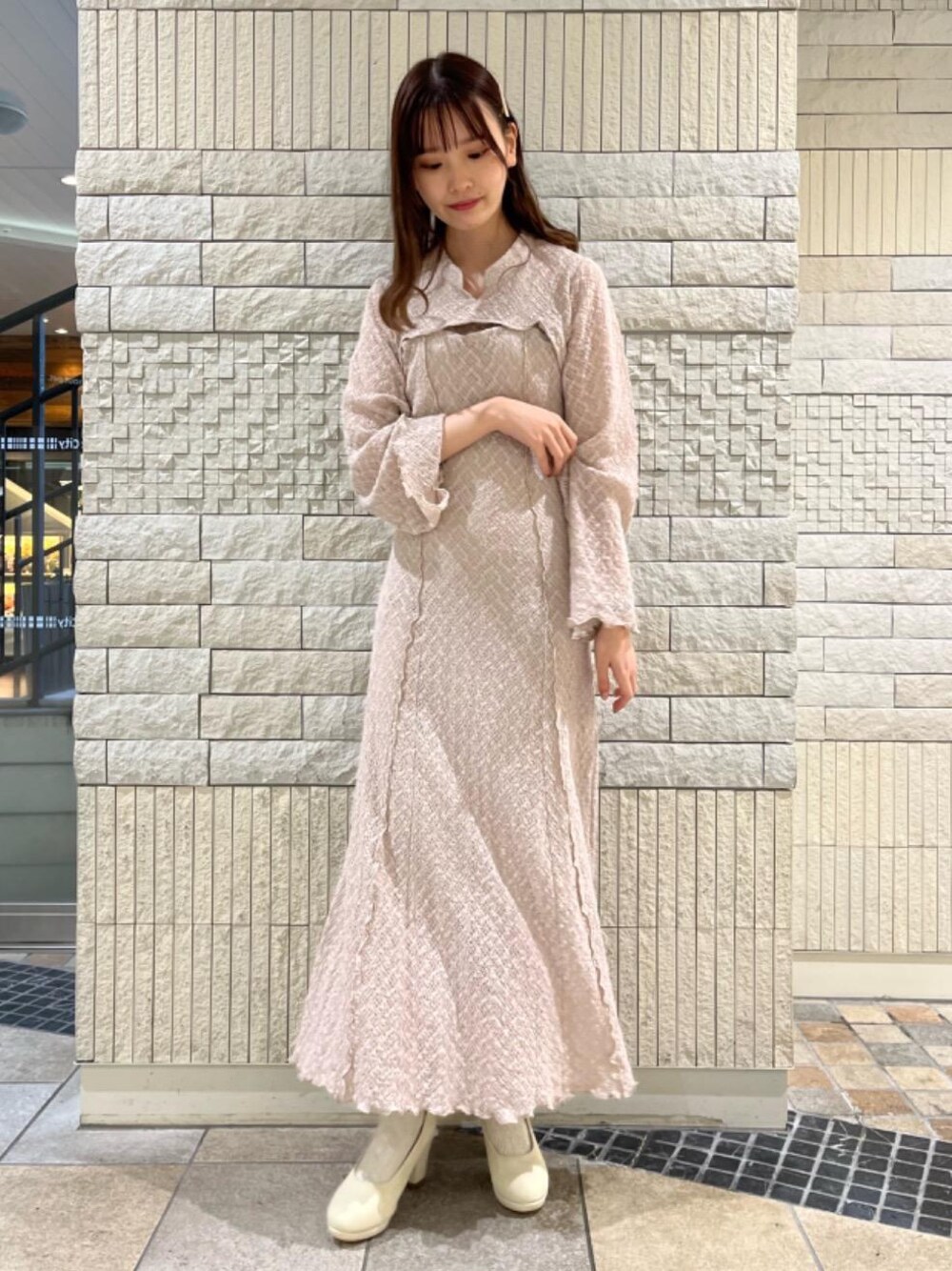 「パンプス、レース、デート、フェミニン、MAJESTIC LEGON、マジェスティックレゴン、高身長、大人ファッション、骨格ウェーブ、ワンピース 」｜「MAJESTIC LEGONのふかふかクリーミーパンプス（パンプス、ホワイト系）」を使った、めめさん（レディース・162cm）の冬コーディネートの1枚目の写真