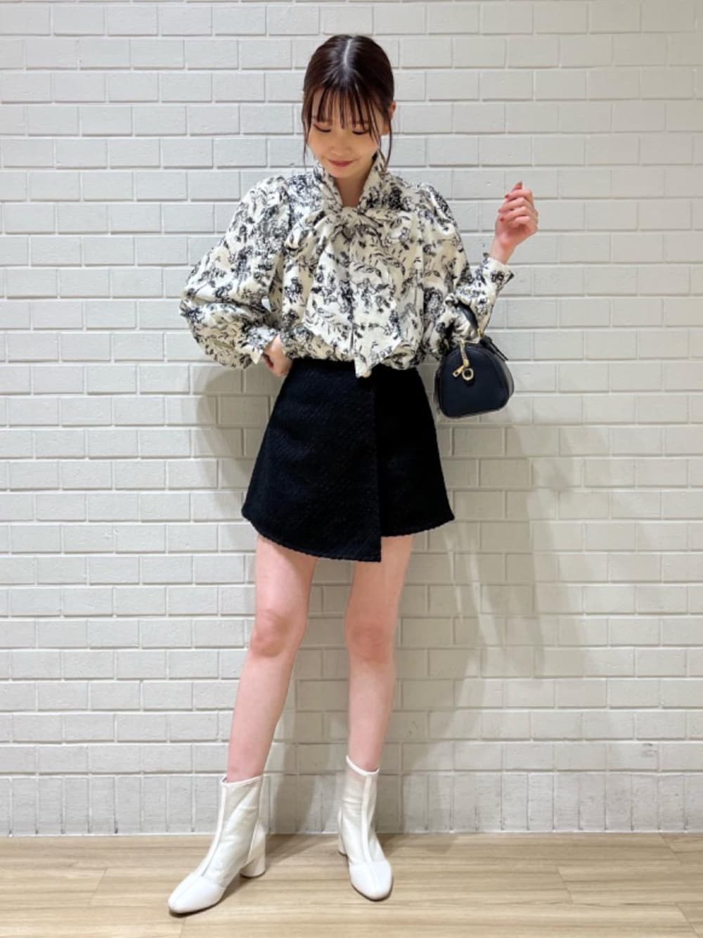「ブラウス、デート、フェミニン、春服、MAJESTIC LEGON、モノトーンコーデ、マジェスティックレゴン、高身長、大人ファッション、骨格ウェーブ」｜「MAJESTIC LEGONのベーシックミニボストンバッグ（ボストンバッグ、ブラック系）」を使った、めめさん（レディース・162cm）の冬コーディネートの1枚目の写真