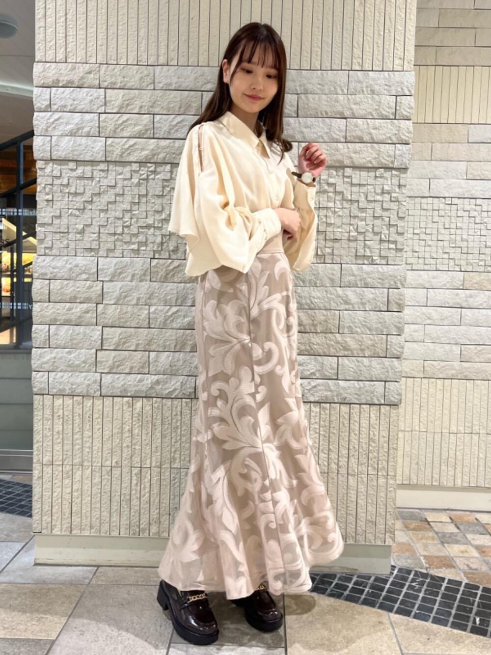 「ブラウス、スカート、ケープ、フェミニン、春服、MAJESTIC LEGON、マジェスティックレゴン、高身長、大人ファッション、骨格ウェーブ」｜「MAJESTIC LEGONのビットスクエアローファー（ローファー、ブラック系）」を使った、めめさん（レディース・162cm）の冬コーディネートの1枚目の写真