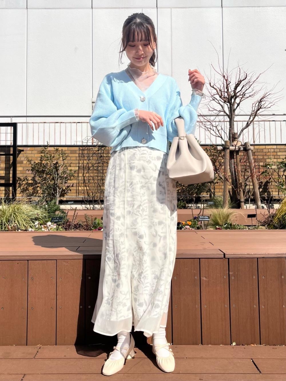 「カーディガン、パンプス、フェミニン、春服、MAJESTIC LEGON、マジェスティックレゴン、高身長、大人ファッション、骨格ウェーブ、ぶるー」｜「MAJESTIC LEGONのラウンドハンドバッグ（ハンドバッグ、グレー系）」を使った、めめさん（レディース・162cm）の冬コーディネートの1枚目の写真