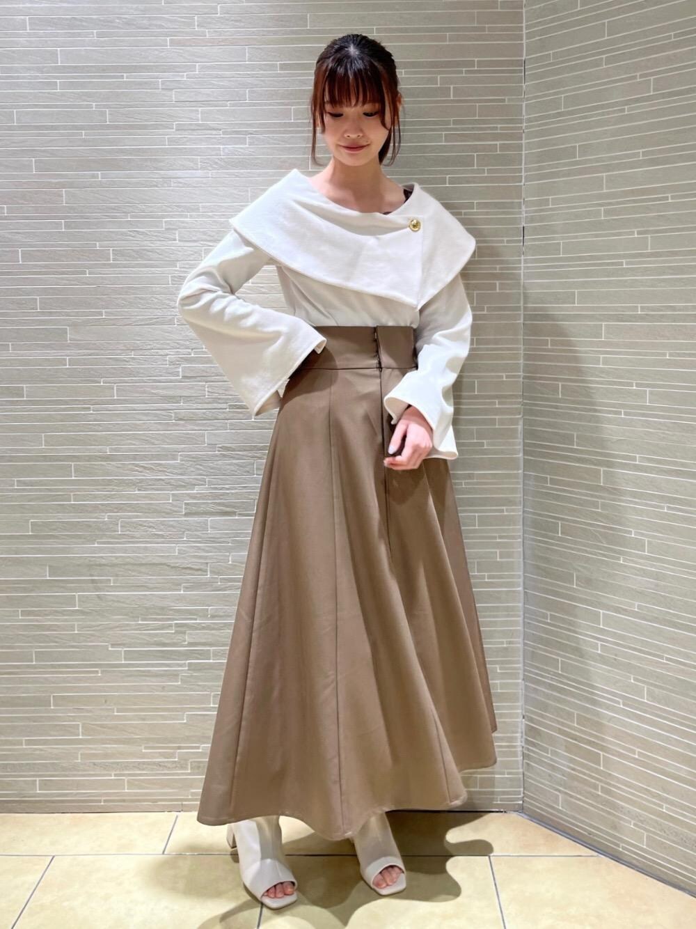 「スカート、フェミニン、春服、MAJESTIC LEGON、マジェスティックレゴン、淡色、高身長、大人ファッション、骨格ウェーブ、淡色女子」｜「MAJESTIC LEGONのバックレースアップフレアスカート（スカート、ブラウン系）」を使った、めめさん（レディース・162cm）の春コーディネートの1枚目の写真