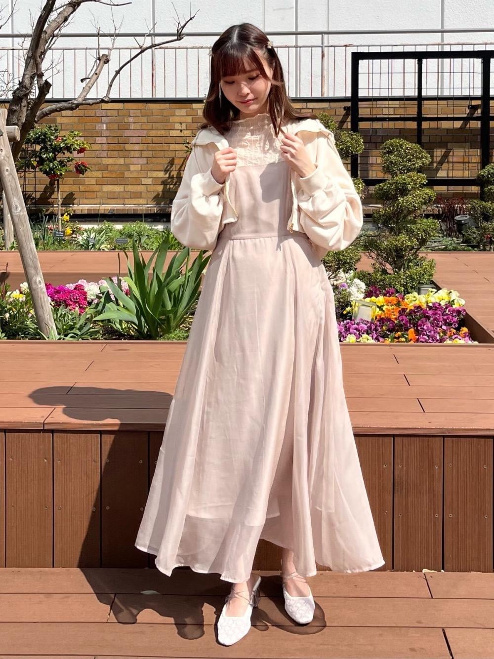 「パーカー、フェミニン、MAJESTIC LEGON、マジェスティックレゴン、淡色、高身長、大人ファッション、骨格ウェーブ、淡色女子、ワンピース 」｜「MAJESTIC LEGONのクリアヒールシアーミュール（サンダル、ホワイト系）」を使った、めめさん（レディース・162cm）の春コーディネートの1枚目の写真