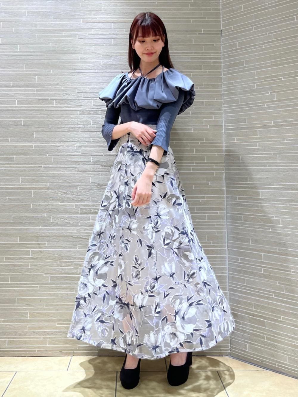 「デート、フェミニン、MAJESTIC LEGON、モノトーンコーデ、マジェスティックレゴン、高身長、大人ファッション、骨格ウェーブ、パンプス👠、スカート 」｜「MAJESTIC LEGONのふかふかクリーミーパンプス（パンプス、ブラック系）」を使った、めめさん（レディース・162cm）の春コーディネートの1枚目の写真