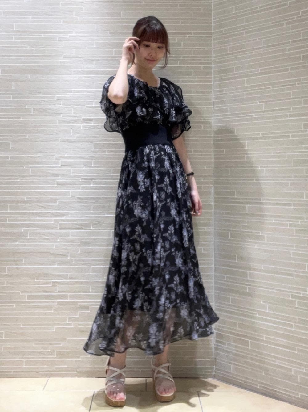 「デート、フェミニン、MAJESTIC LEGON、モノトーンコーデ、夏服、マジェスティックレゴン、高身長、骨格ウェーブ、さんだる、ワンピース 」｜「MAJESTIC LEGONのクリアクロスふかふかサンダル（サンダル、ホワイト系）」を使った、めめさん（レディース・162cm）の春コーディネートの1枚目の写真
