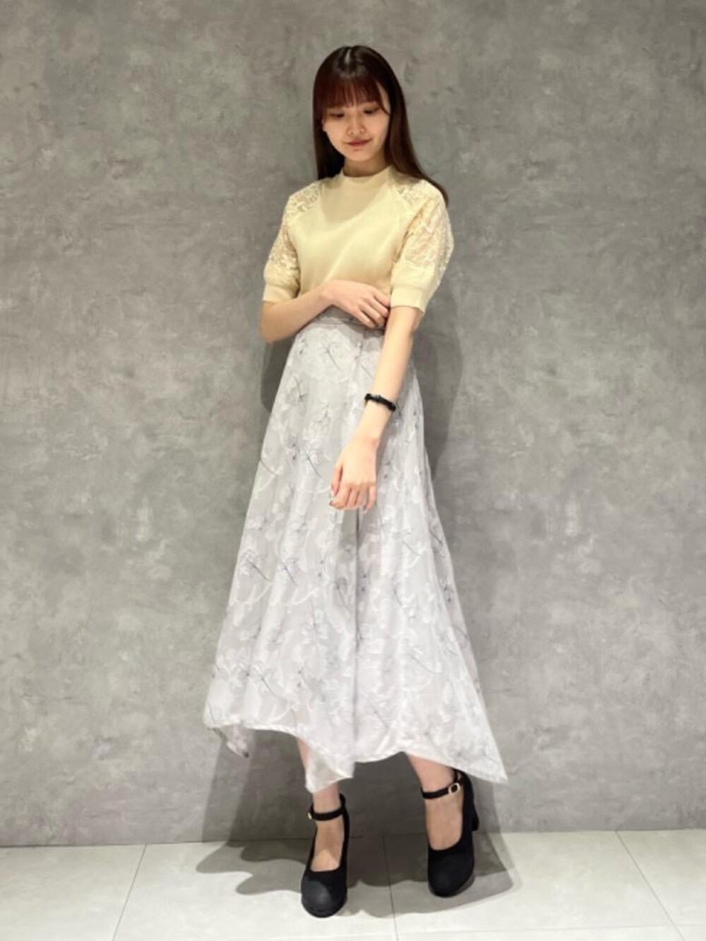 「花柄、フェミニン、MAJESTIC LEGON、夏服、マジェスティックレゴン、高身長、大人ファッション、骨格ウェーブ、パンプス👠、スカート 」｜「MAJESTIC LEGONのふかふかクリーミーパンプス（パンプス、ブラック系）」を使った、めめさん（レディース・162cm）の春コーディネートの1枚目の写真