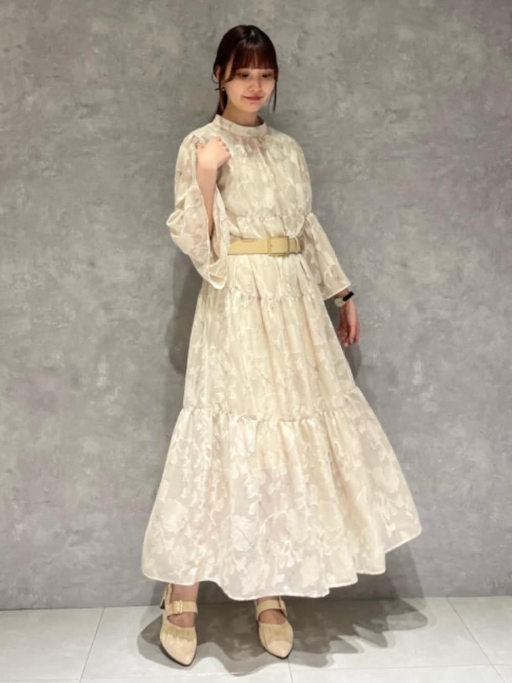 「大人カジュアル、フェミニン、ワントーン、MAJESTIC LEGON、マジェスティックレゴン、淡色、高身長、大人ファッション、骨格ウェーブ、ワンピース 」｜「MAJESTIC LEGONのふかふかフィットギャザーミュール（サンダル、ホワイト系）」を使った、めめさん（レディース・162cm）の春コーディネートの1枚目の写真