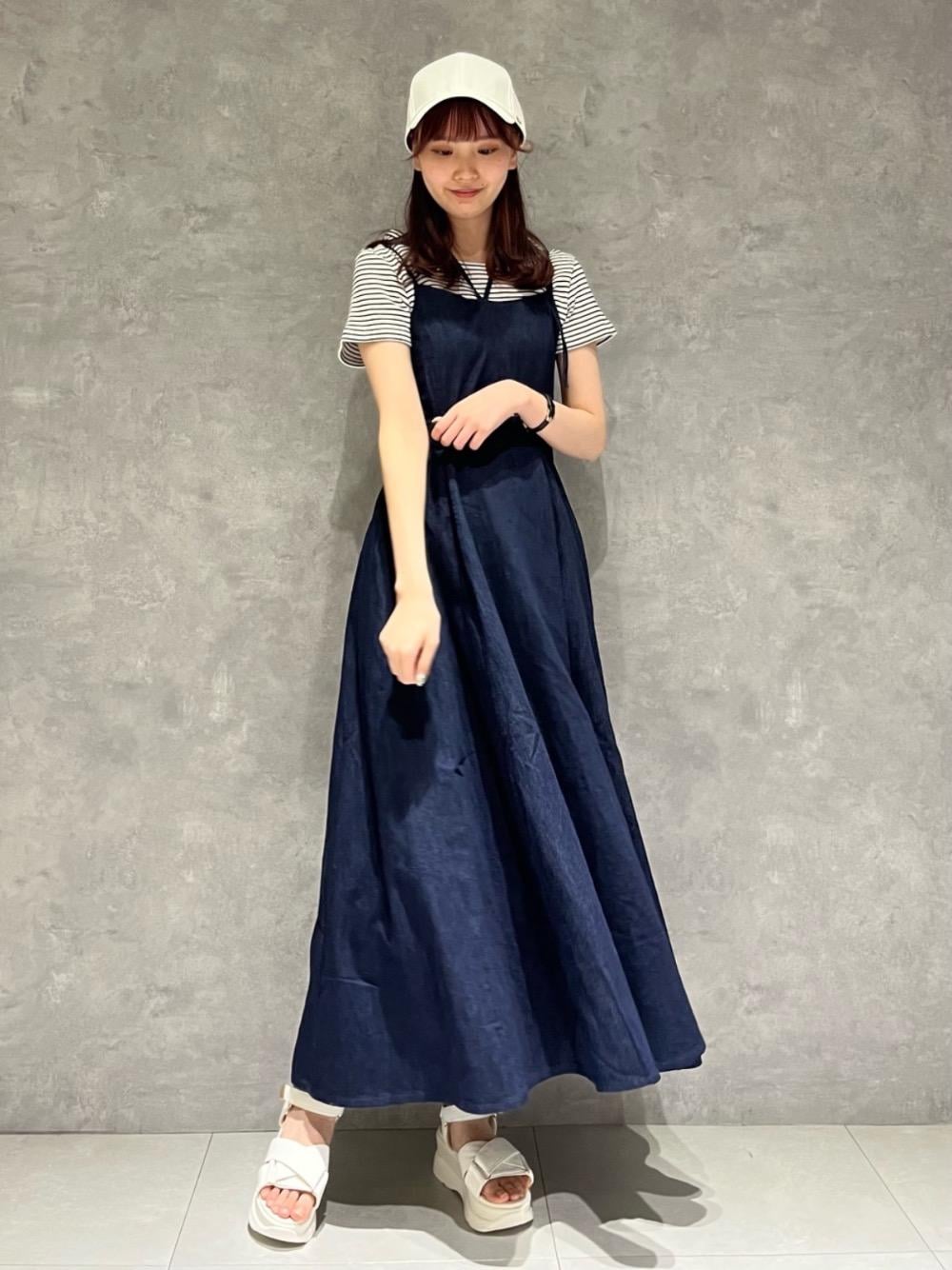 「カジュアル、大人カジュアル、フェミニン、MAJESTIC LEGON、モノトーンコーデ、マジェスティックレゴン、高身長、大人ファッション、骨格ウェーブ、ワンピース 」｜「MAJESTIC LEGONのツイルベーシックキャップ（キャップ、ホワイト系）」を使った、めめさん（レディース・162cm）の春コーディネートの1枚目の写真