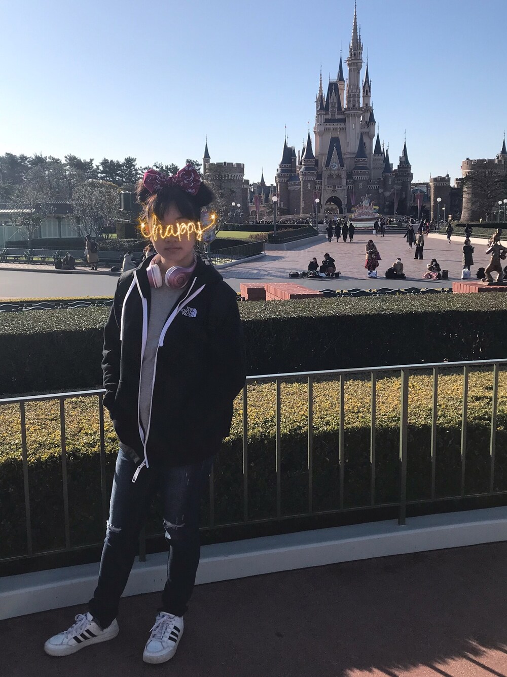 「中学生、卒業旅行、ディズニー」｜「E hyphen world galleryのアイテム（デニムパンツ、ブルー系）」を使った、ゆか🍎さん（レディース・164cm）の春コーディネートの1枚目の写真