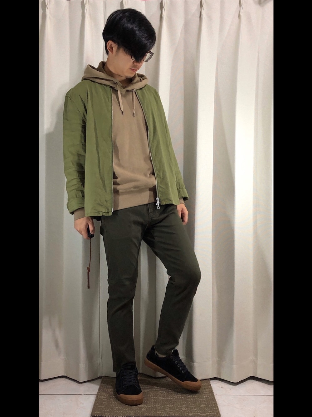 「UNIQLOのアイテム（トップス、ベージュ系）」を使った、mikechungさん（メンズ・163cm）の冬コーディネートの1枚目の写真