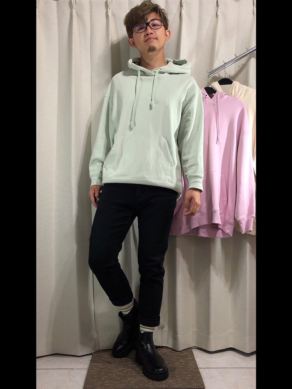 「UNIQLOのスウェットオーバーサイズプルパーカ（長袖）（パーカー、グリーン系）」を使った、mikechungさん（メンズ・163cm）の春コーディネートの1枚目の写真