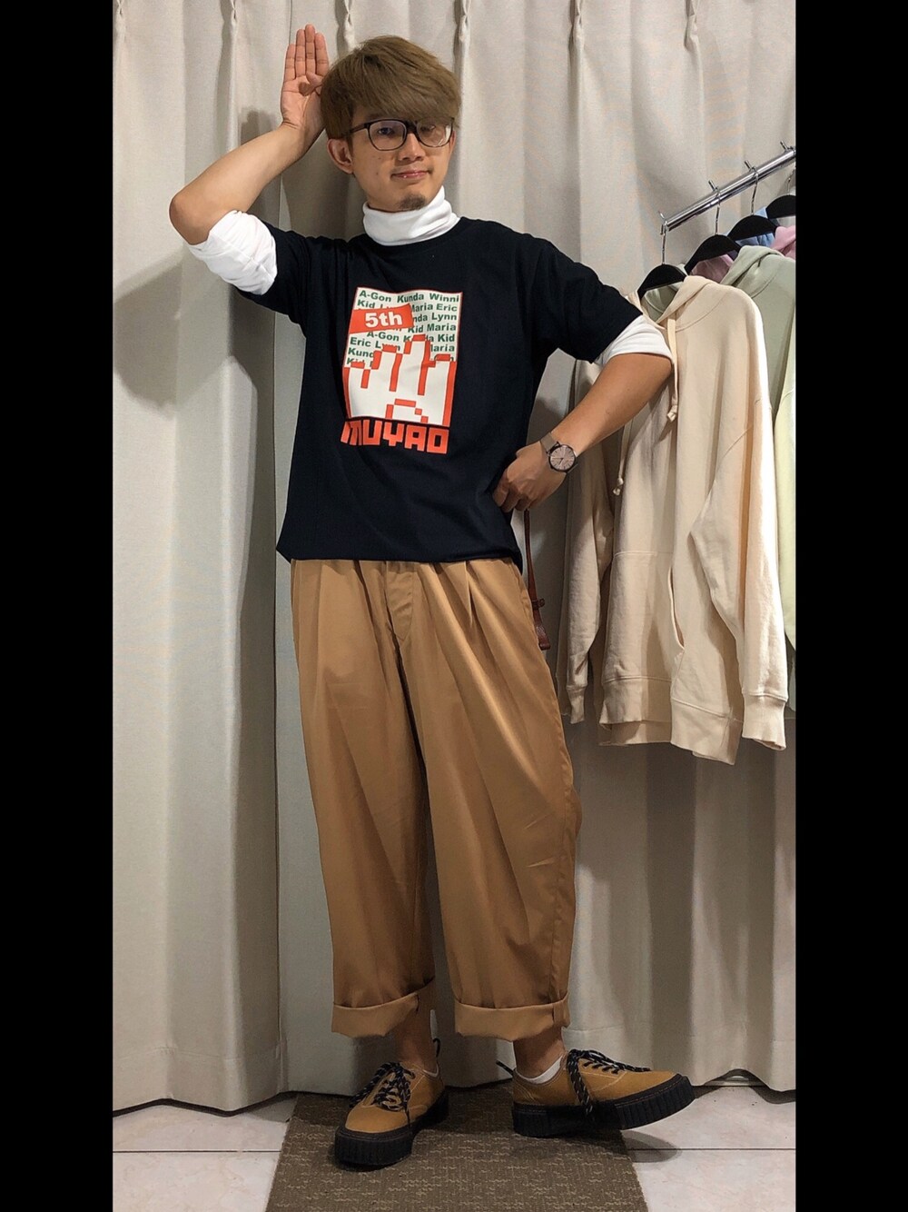 「UNIQLOのアイテム（チノパンツ、ブラウン系）」を使った、mikechungさん（メンズ・163cm）の春コーディネートの1枚目の写真