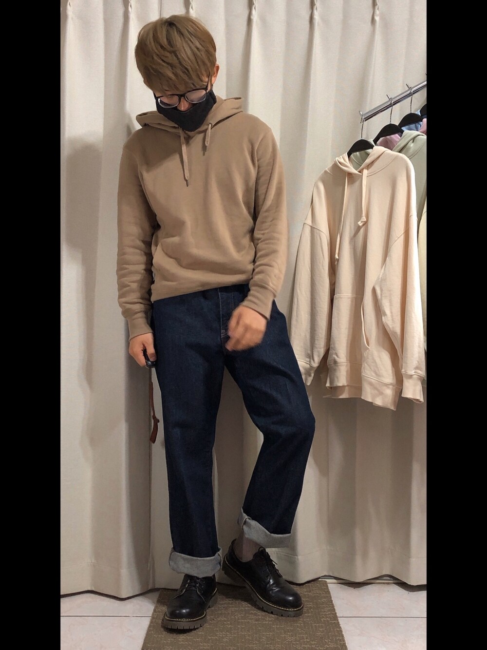 「UNIQLOのアイテム（トップス、ベージュ系）」を使った、mikechungさん（メンズ・163cm）の春コーディネートの1枚目の写真