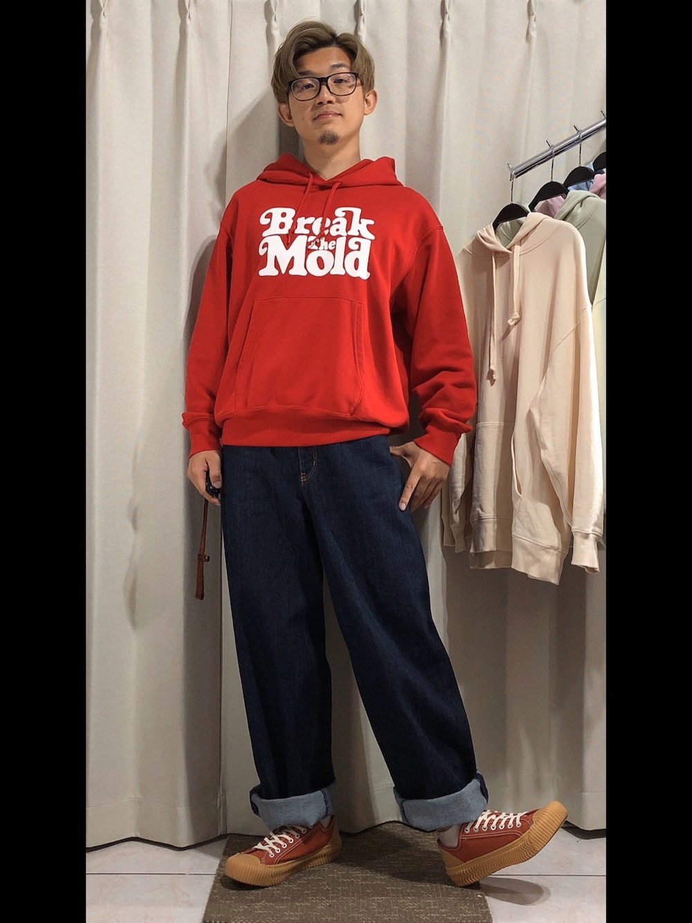 「UNIQLOのアイテム（トップス、レッド系）」を使った、mikechungさん（メンズ・163cm）の春コーディネートの1枚目の写真