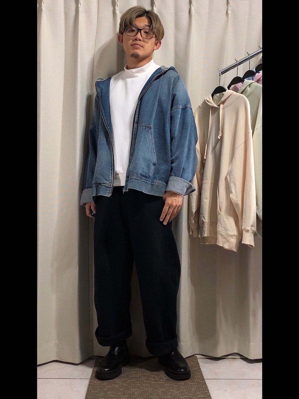 「UNIQLOのアイテム（パンツ、ブラック系）」を使った、mikechungさん（メンズ・163cm）の春コーディネートの1枚目の写真