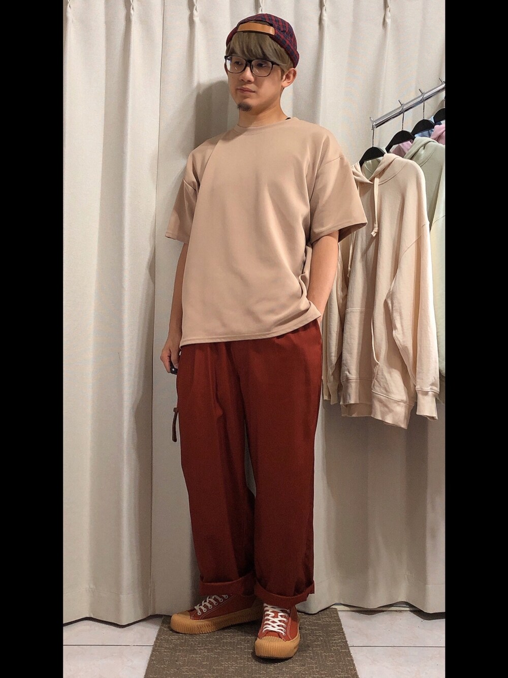 「UNIQLOのアイテム（チノパンツ、レッド系）」を使った、mikechungさん（メンズ・163cm）の春コーディネートの1枚目の写真