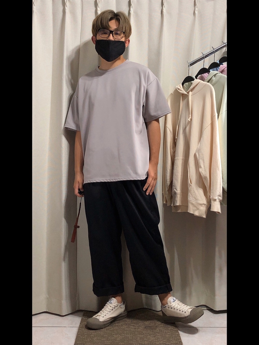 「UNIQLOのアイテム（パンツ、ブラック系）」を使った、mikechungさん（メンズ・163cm）の春コーディネートの1枚目の写真